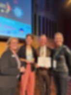 Team Narravero mit Award "Maturity in Action" und NRW-Ministerin